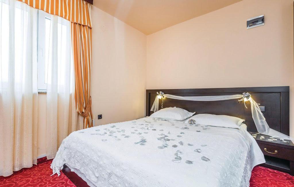 Bed & Breakfast Valentina Metajna Exterior photo